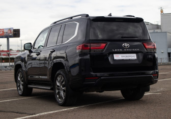 Подержанный автомобиль Toyota Land Cruiser Suv 2023 года (7 фото)