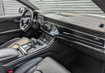 Подержанный автомобиль Audi Q8 2019 года (11 фото)