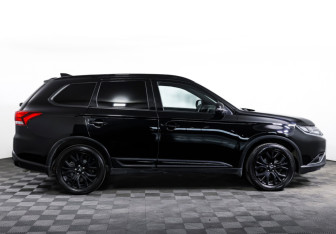 Подержанный автомобиль Mitsubishi Outlander 2021 года (4 фото)