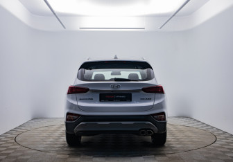Подержанный автомобиль Hyundai Santa Fe 2018 года (4 фото)