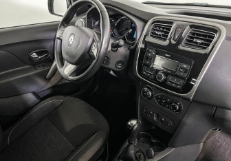 Подержанный автомобиль Renault Sandero 2018 года (9 фото)