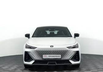 Подержанный автомобиль Changan UNI-V 2023 года (2 фото)
