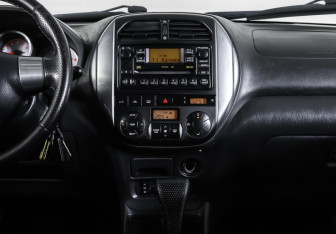 Подержанный автомобиль Toyota RAV4 2004 года (14 фото)