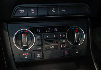 Подержанный автомобиль Audi Q3 2017 года (19 фото)