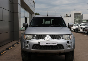 Подержанный автомобиль Mitsubishi L200 2011 года (2 фото)