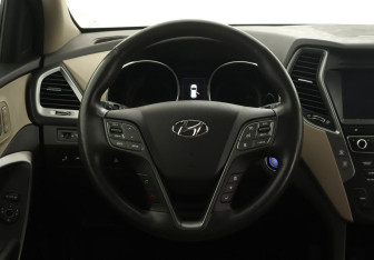Подержанный автомобиль Hyundai Santa Fe 2017 года (9 фото)