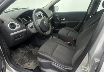 Подержанный автомобиль Renault Clio Hatchback 2009 года (9 фото)