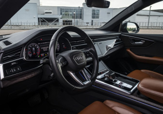 Подержанный автомобиль Audi Q8 2018 года (9 фото)
