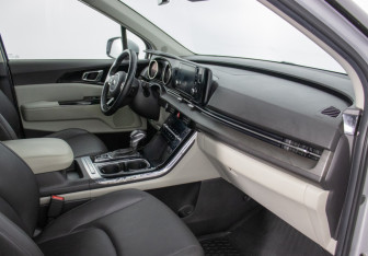 Подержанный автомобиль Kia Carnival 2021 года (7 фото)