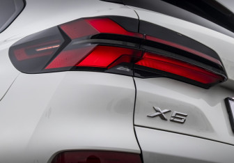 Подержанный автомобиль BMW X5 2023 года (11 фото)