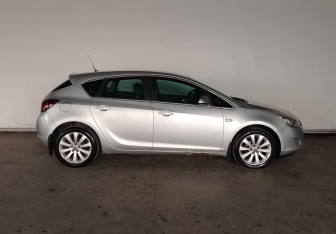 Подержанный автомобиль Opel Astra Hatchback 2011 года (4 фото)