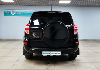 Подержанный автомобиль Toyota RAV4 2011 года (6 фото)