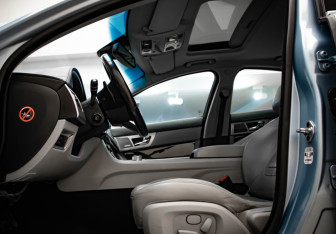 Подержанный автомобиль Jaguar XF Sedan 2011 года (25 фото)