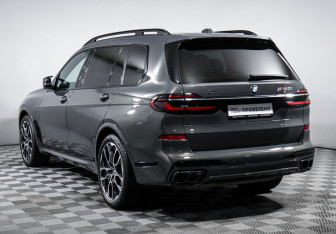 Подержанный автомобиль BMW X7 2022 года (7 фото)