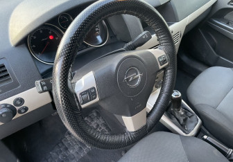 Подержанный автомобиль Opel Astra Wagon 2007 года (13 фото)