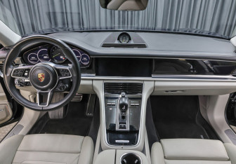 Подержанный автомобиль Porsche Panamera Wagon 2019 года (15 фото)