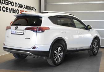 Подержанный автомобиль Toyota RAV4 2016 года (4 фото)