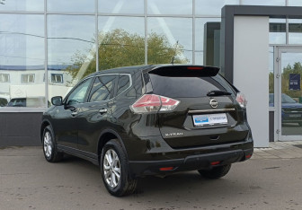 Подержанный автомобиль Nissan X-Trail 2015 года (7 фото)