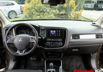 Подержанный автомобиль Mitsubishi Outlander 2018 года (10 фото)