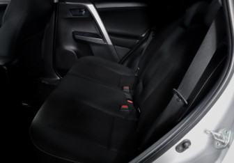 Подержанный автомобиль Toyota RAV4 2017 года (10 фото)