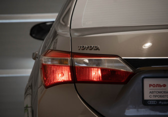 Подержанный автомобиль Toyota Corolla Sedan 2014 года (35 фото)