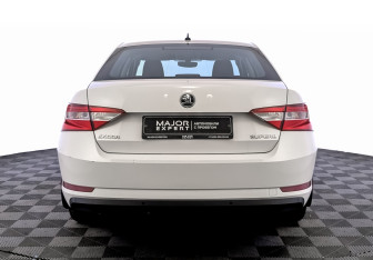 Подержанный автомобиль Skoda Superb Liftback 2017 года (6 фото)
