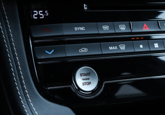 Подержанный автомобиль Jaguar F-Pace 2017 года (19 фото)