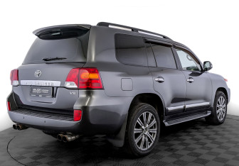 Подержанный автомобиль Toyota Land Cruiser Suv 2013 года (5 фото)