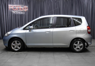 Подержанный автомобиль Honda Jazz 2008 года (8 фото)