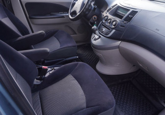 Подержанный автомобиль Mitsubishi Grandis 2007 года (13 фото)