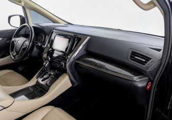 Подержанный автомобиль Toyota Alphard 2018 года (11 фото)