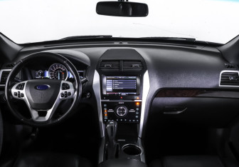 Подержанный автомобиль Ford Explorer 2013 года (18 фото)