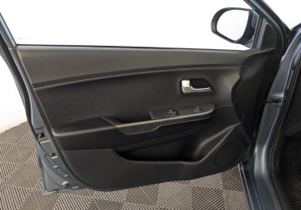 Подержанный автомобиль Kia Rio Sedan 2015 года (19 фото)