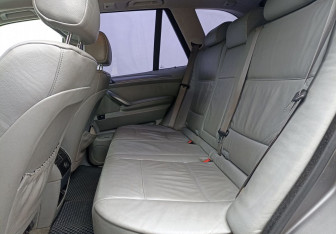 Подержанный автомобиль BMW X5 2003 года (12 фото)
