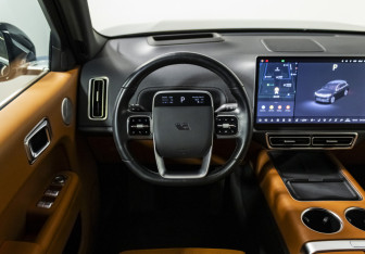 Подержанный автомобиль LiXiang L7 2023 года (12 фото)