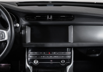 Подержанный автомобиль Jaguar XF Sedan 2019 года (13 фото)