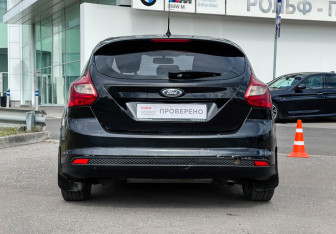 Подержанный автомобиль Ford Focus Hatchback 2013 года (6 фото)