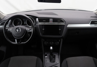 Подержанный автомобиль Volkswagen Tiguan 2019 года (13 фото)