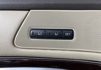 Подержанный автомобиль Infiniti Q70 2015 года (16 фото)