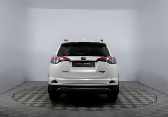 Подержанный автомобиль Toyota RAV4 2017 года (6 фото)