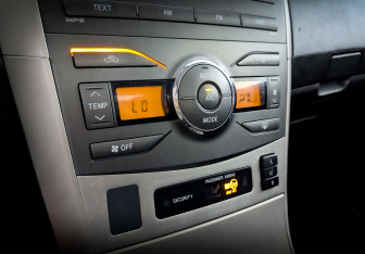Подержанный автомобиль Toyota Corolla Sedan 2008 года (25 фото)