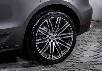 Подержанный автомобиль Porsche Macan 2015 года (15 фото)
