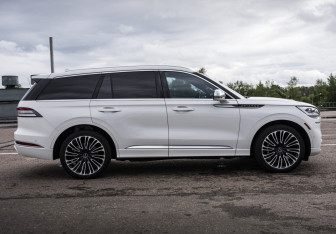 Подержанный автомобиль Lincoln Aviator 2020 года (4 фото)