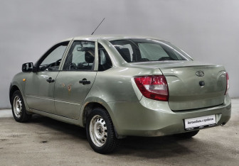 Подержанный автомобиль LADA (ВАЗ) Granta Sedan 2013 года (7 фото)
