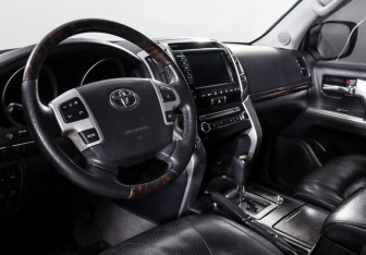 Подержанный автомобиль Toyota Land Cruiser Suv 2014 года (14 фото)