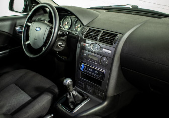 Подержанный автомобиль Ford Mondeo Sedan 2006 года (10 фото)