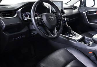 Подержанный автомобиль Toyota RAV4 2022 года (16 фото)