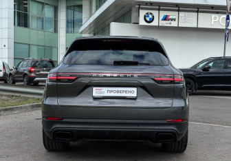 Подержанный автомобиль Porsche Cayenne 2020 года (6 фото)