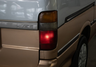 Подержанный автомобиль Toyota HiAce 2002 года (21 фото)