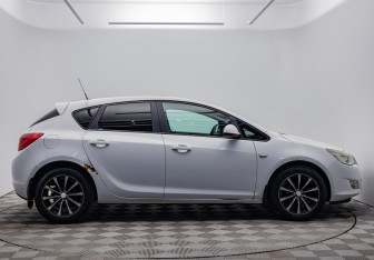 Подержанный автомобиль Opel Astra Hatchback 2011 года (6 фото)